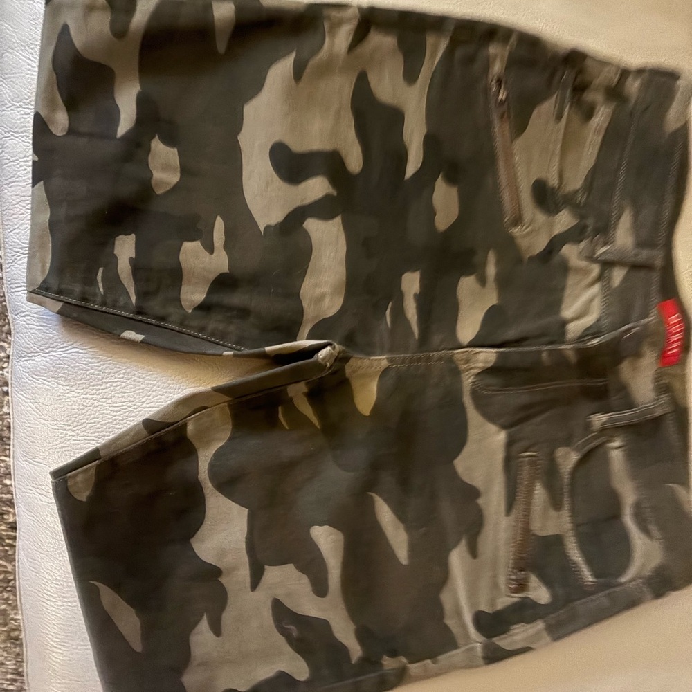 Guess Green and Black Camouflage pants